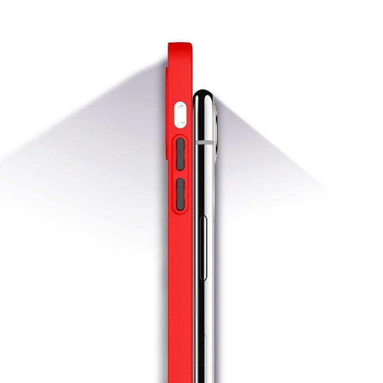 Rote Handyhülle neben einem silbernen Handy auf weißem Grund mit Schatten.