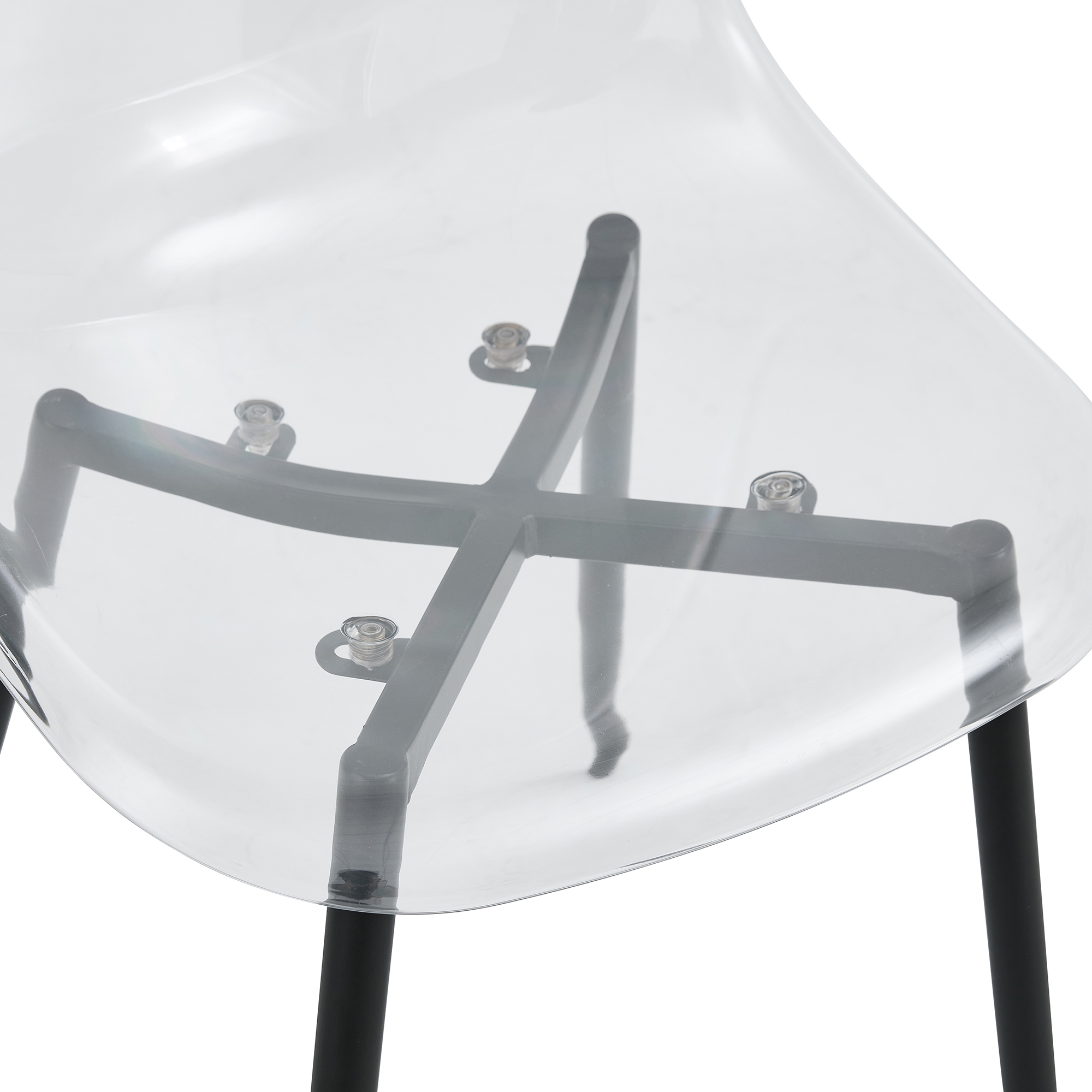 Transparenter Stuhl mit schwarzem Metallgestell und Beinen.