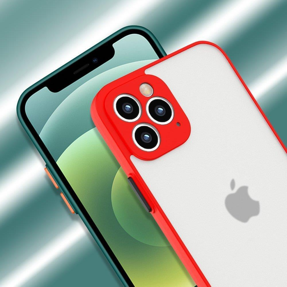 Rote Hülle auf einem iPhone mit drei Kameras auf grünem Hintergrund.