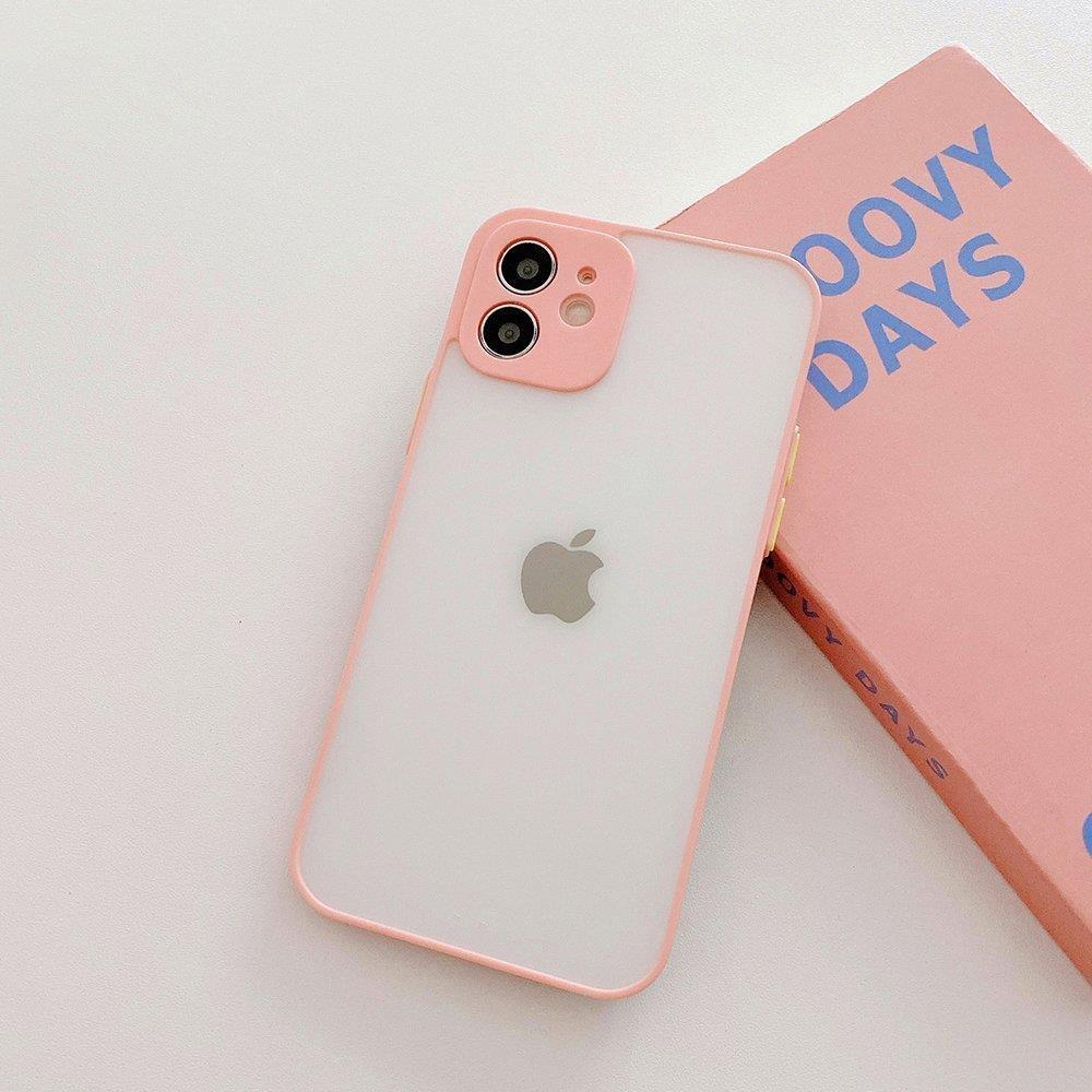 Una custodia per telefono rosa smerigliato con un rigonfiamento per fotocamera su un iPhone.