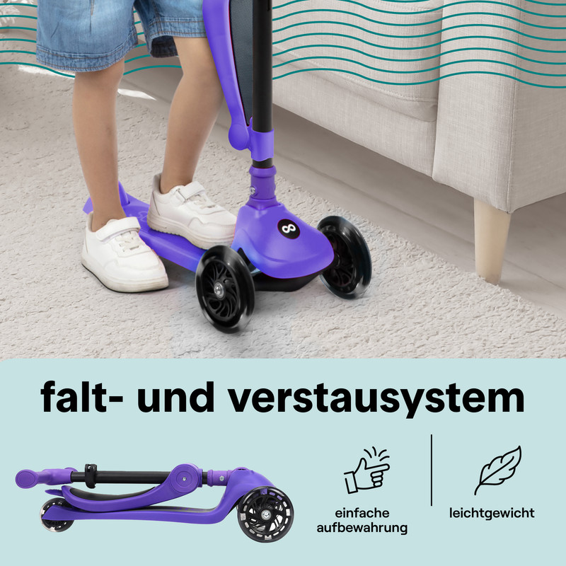 Ein Kind steht auf einem lila Dreirad-Roller im Haus. Unten ist der Roller zusammengeklappt.