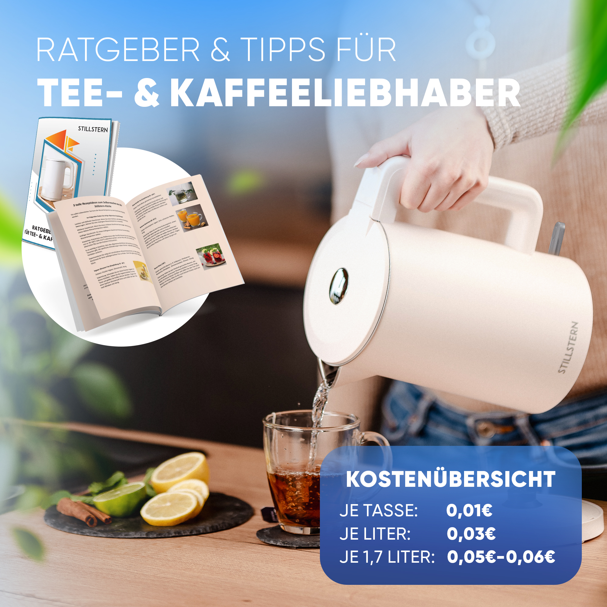 Eine weiße Kanne gießt Wasser in ein Glas mit Tee. Zitronenscheiben liegen daneben.