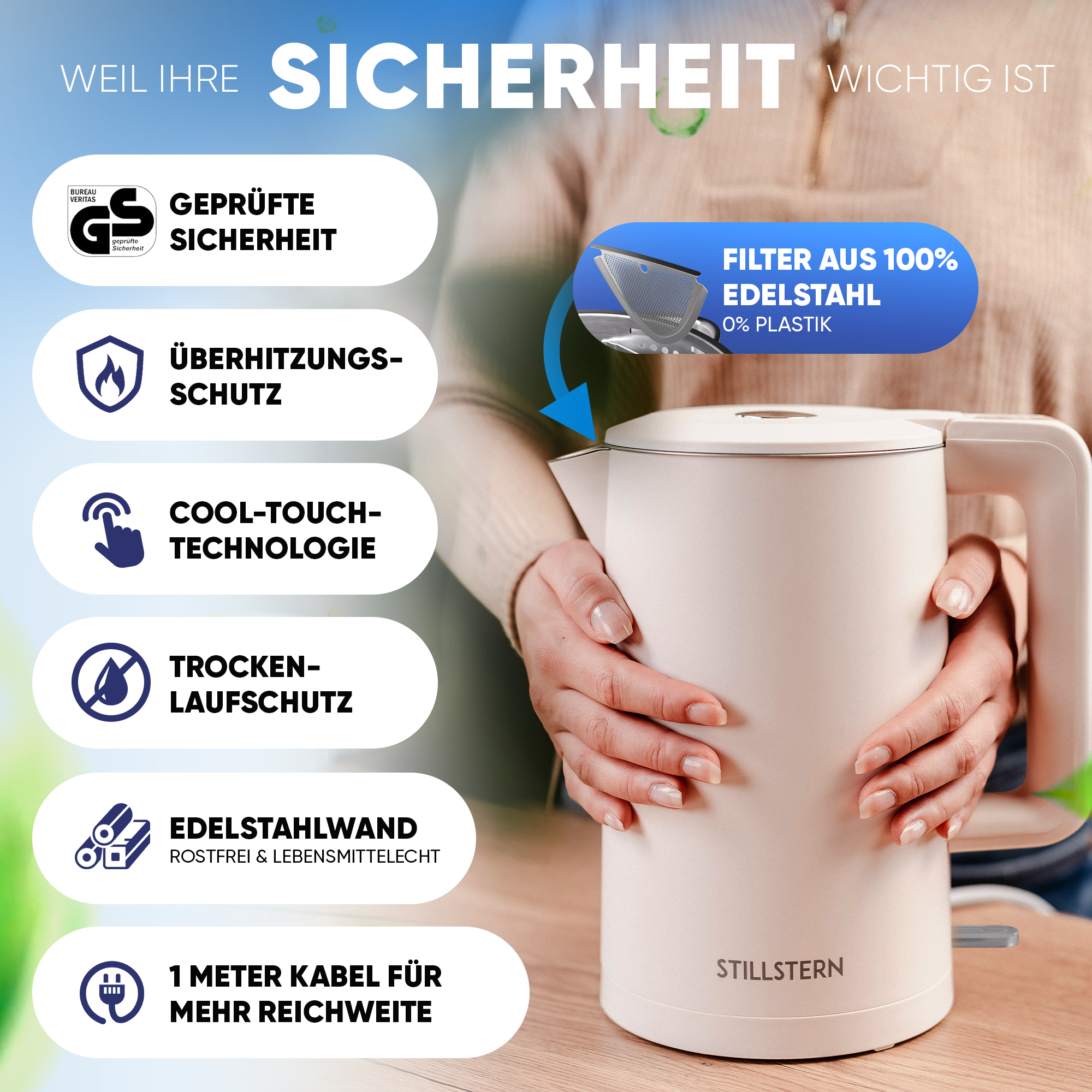 Eine Person hält einen hellbeigen Wasserkocher mit der Aufschrift STILLSTERN.