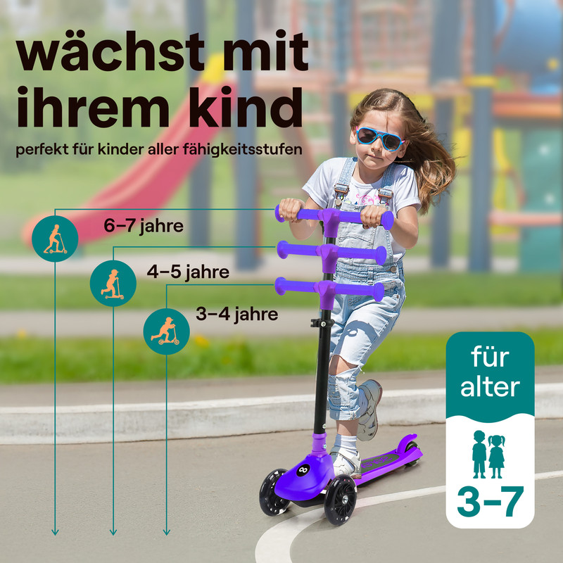 Ein junges Mädchen fährt einen lila dreirädrigen Roller auf einem Spielplatz.