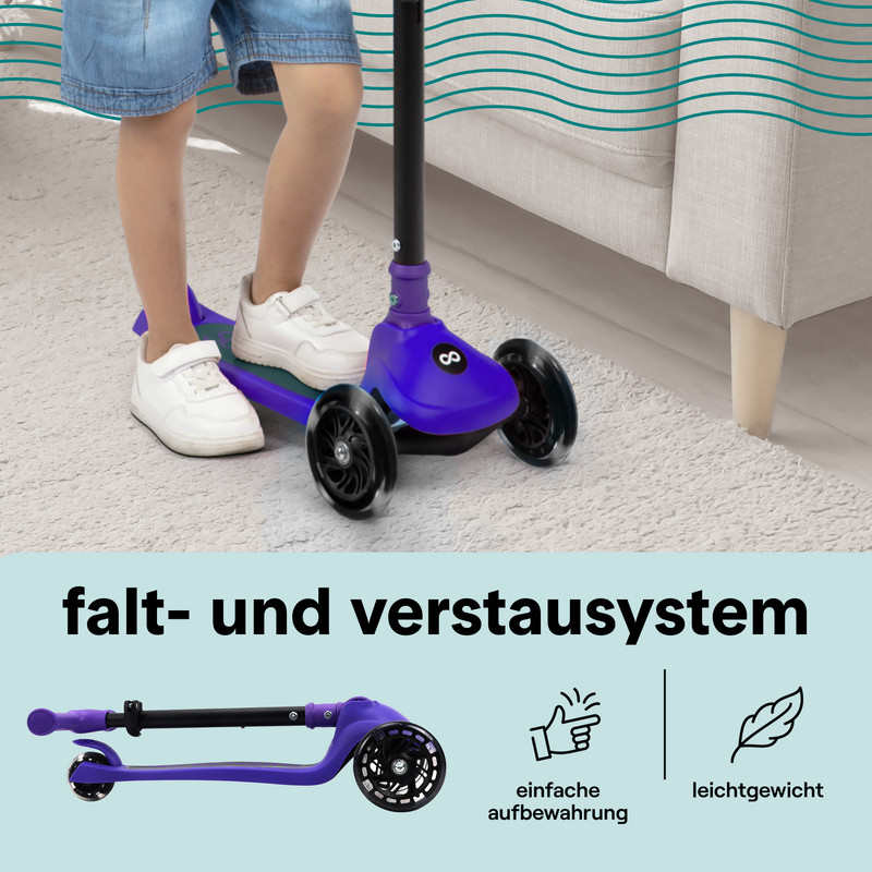 Ein Kind steht auf einem lila Dreirad-Scooter auf einem Teppich.