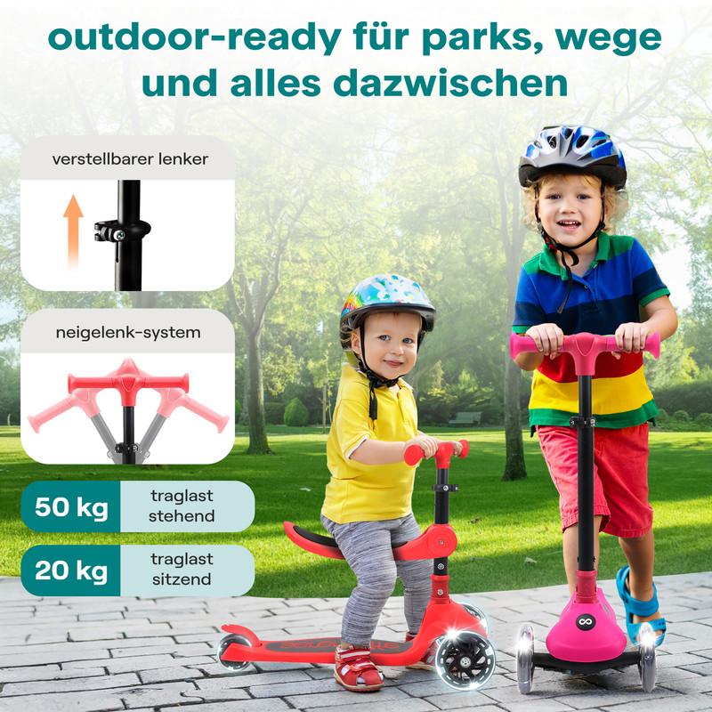 Zwei Kinder auf Rollern im Park; einer sitzt, der andere steht.