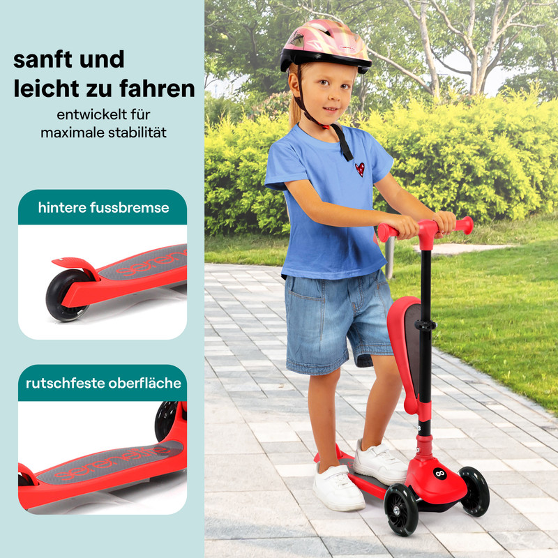 Ein Mädchen mit Helm fährt einen roten Roller im Freien auf einem gepflasterten Weg.