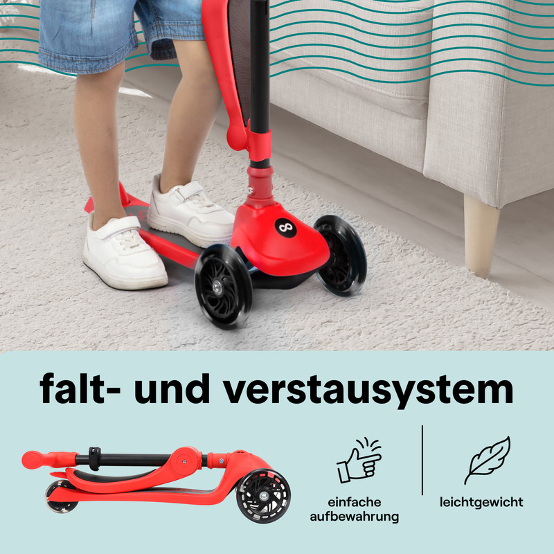 Kind fährt roten Dreirad-Scooter auf Teppichboden neben Sofa.
