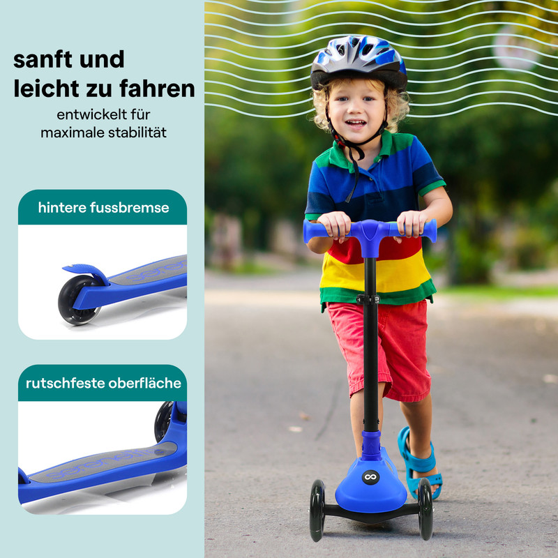 Ein Junge mit Helm fährt einen blauen Roller mit drei Rädern auf einer Straße.