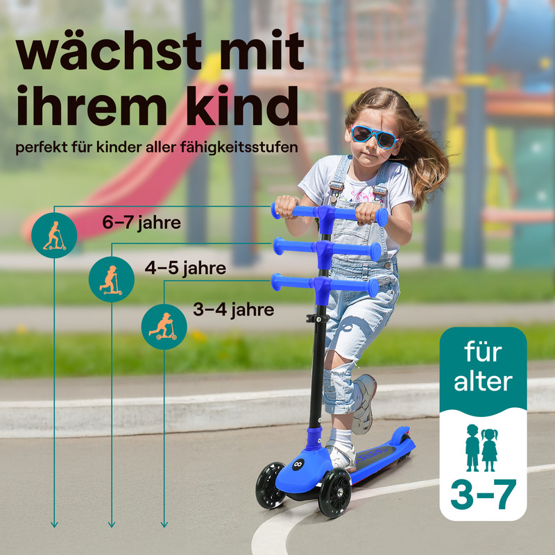 Ein Mädchen fährt einen blauen Roller mit drei Rädern auf einem Spielplatz.