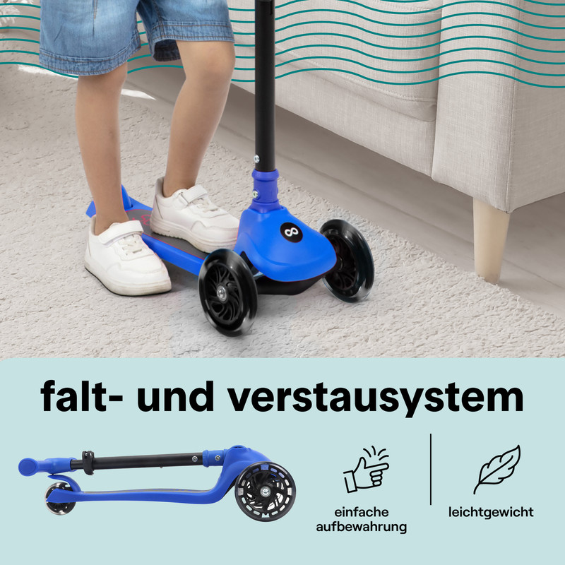 Ein Kind steht auf einem blauen Dreirad-Roller auf einem Teppich.