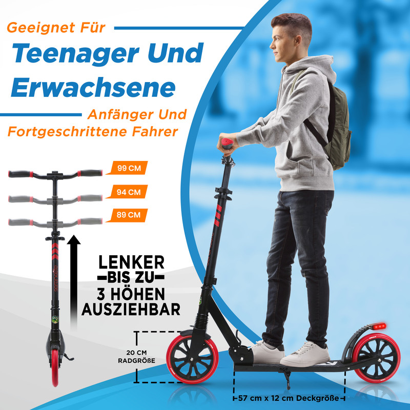 Ein Teenager fährt einen Roller mit roten Rädern. Lenkerhöhe verstellbar.