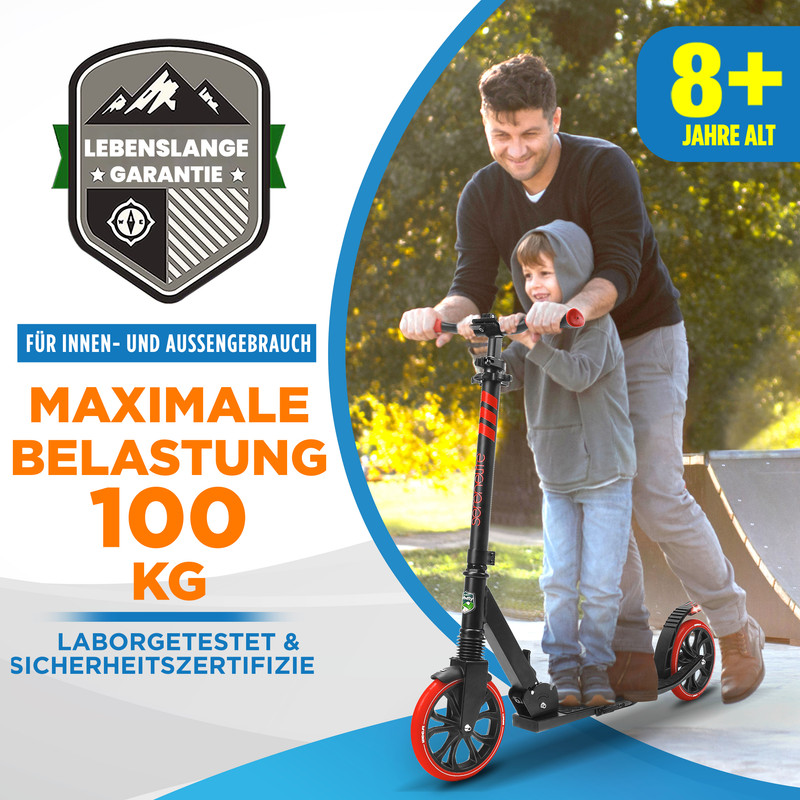 Ein Mann und ein Kind fahren einen schwarzen Roller mit roten Akzenten im Freien.