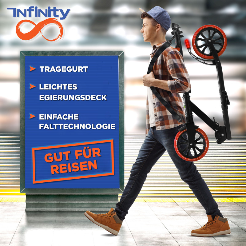 Ein Mann trägt einen zusammenklappbaren Roller über der Schulter, neben einer Tafel mit Text.