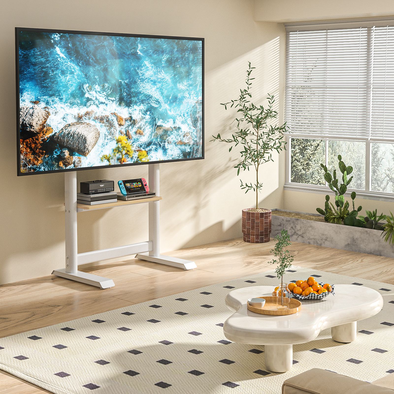 Ein moderner Wohnzimmer-Aufbau mit einem TV, der ein Meeresbild zeigt, und einem Couchtisch.