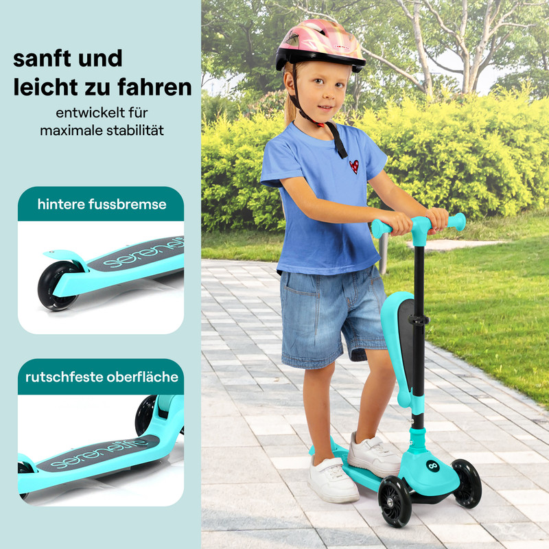 Ein Mädchen mit Helm fährt einen türkisfarbenen Roller mit drei Rädern im Freien.