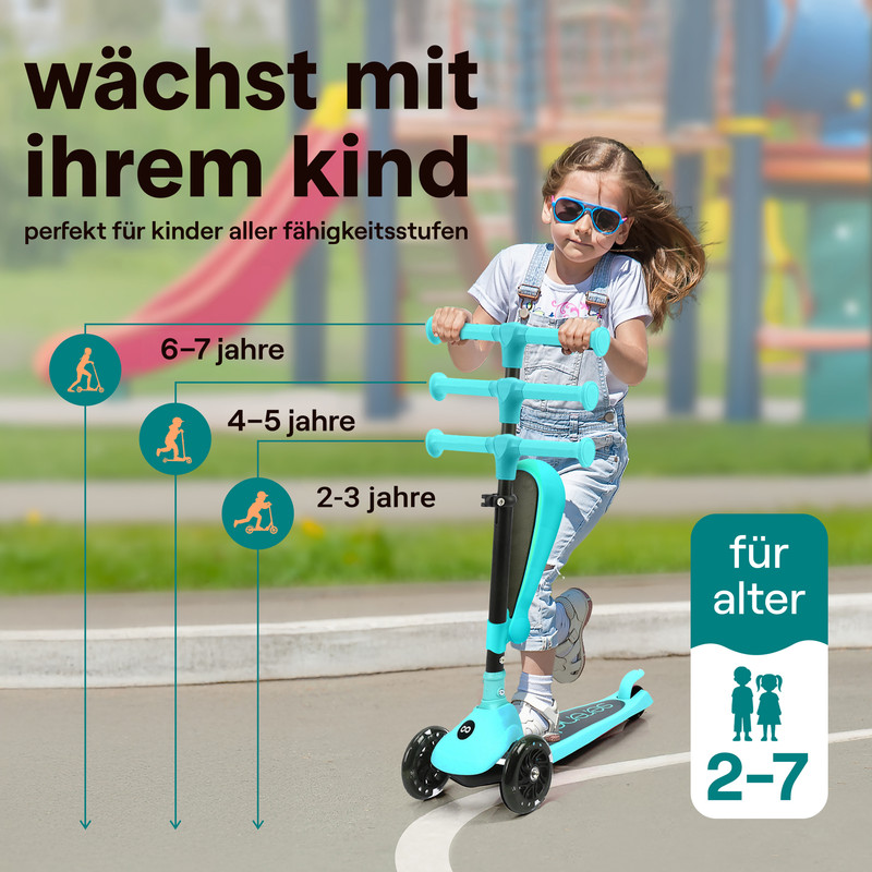 Ein Mädchen mit Sonnenbrille fährt einen blauen dreirädrigen Roller auf einem Spielplatz.