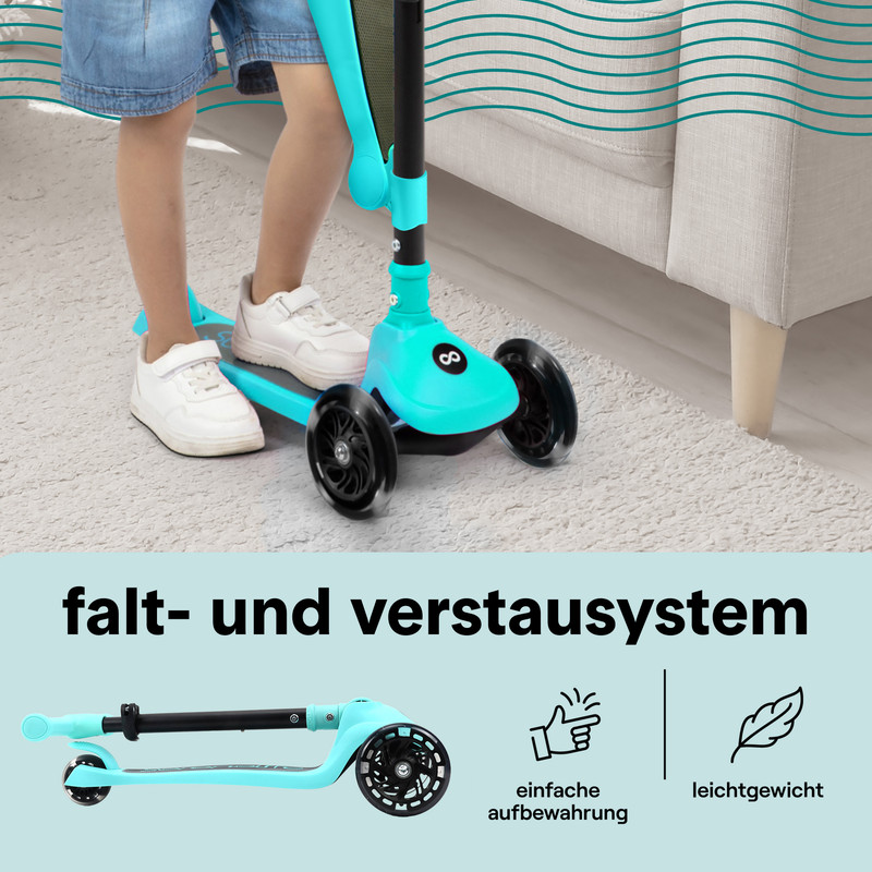 Kind auf einem hellblauen Dreirad-Scooter in einem Wohnzimmer.