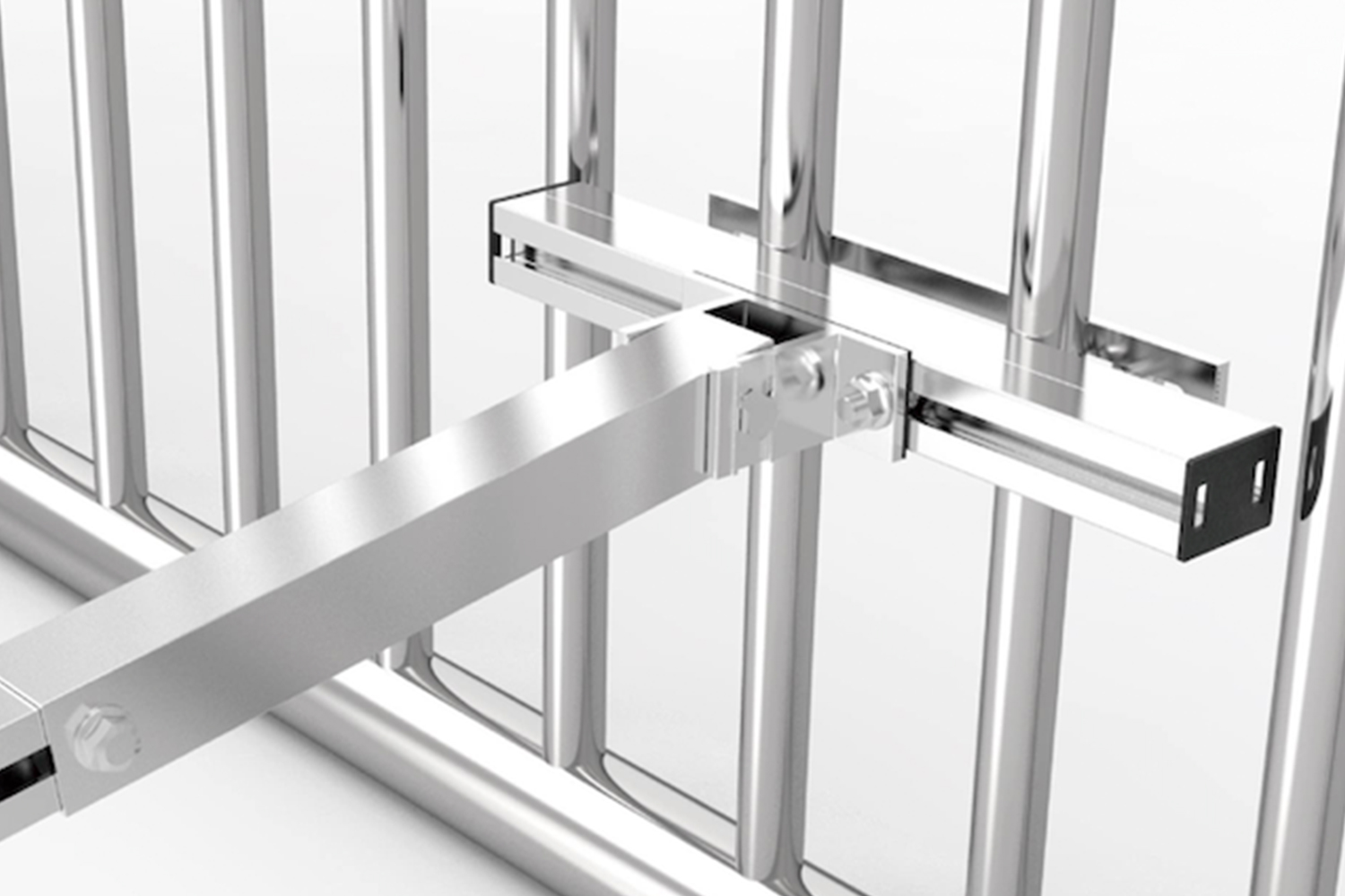 Nahaufnahme einer silbernen Metallstruktur mit vertikalen Stangen und horizontalen Halterungen, die mit Schrauben befestigt sind.