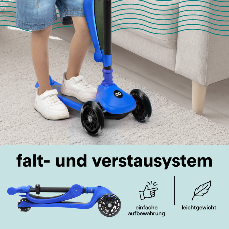 Ein blau-schwarzer Dreirad-Roller mit einem Kind, das darauf steht.