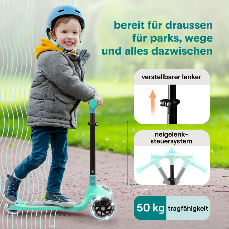 Junge fährt hellgrünen Roller mit Helm und Jacke, draußen auf einem Weg.