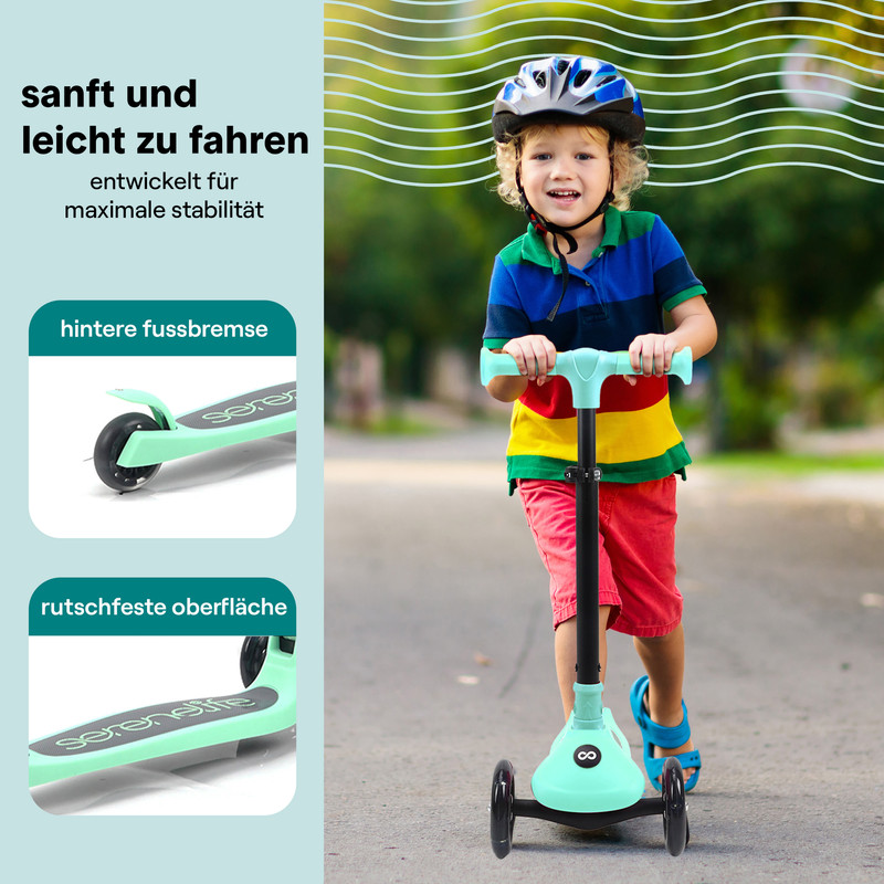 Ein Junge fährt einen mintgrünen Roller mit Helm und bunter Kleidung.