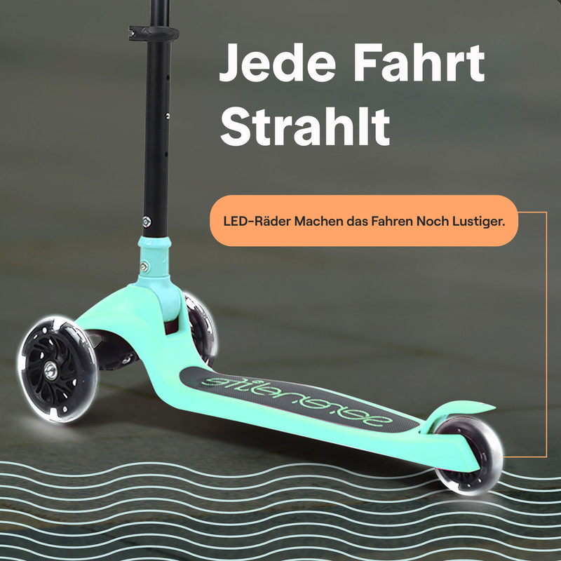 Ein türkisfarbener Dreirad-Roller mit leuchtenden Rädern steht auf einem dunklen Untergrund.