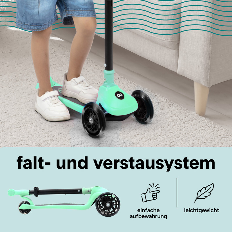 Ein Kind in Jeansshorts steht auf einem mintgrünen 3-Rad-Scooter auf einem Teppich.