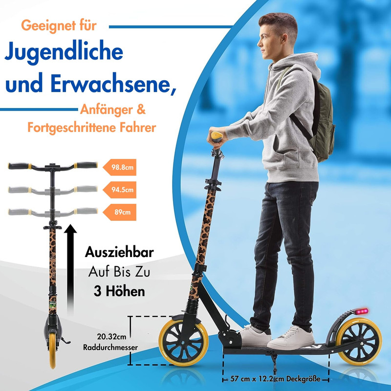 Ein Junge mit Rucksack fährt einen Roller mit Leopardenmuster. Verstellbare Höhe.
