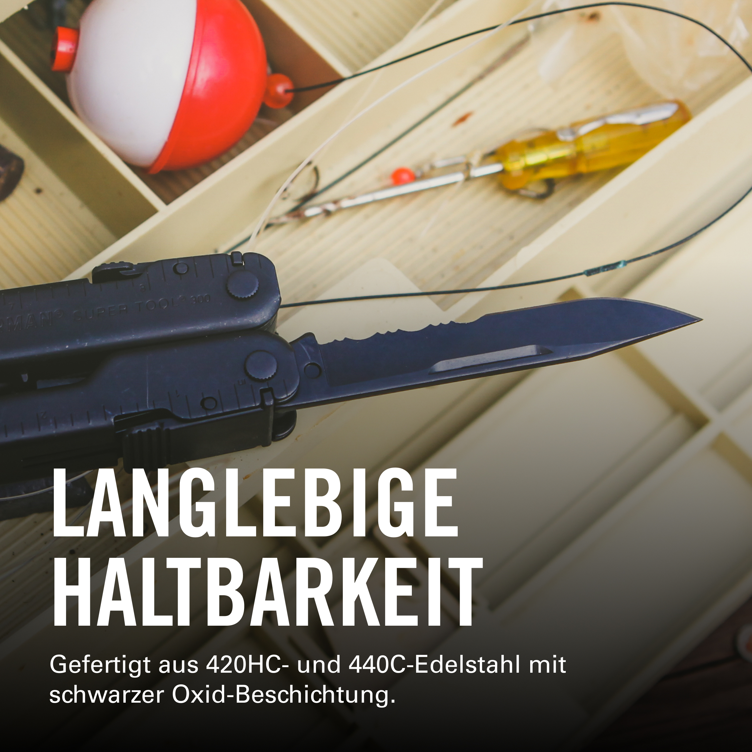 Ein schwarzes Multitool mit Messern in einer Angelbox mit Schwimmer.