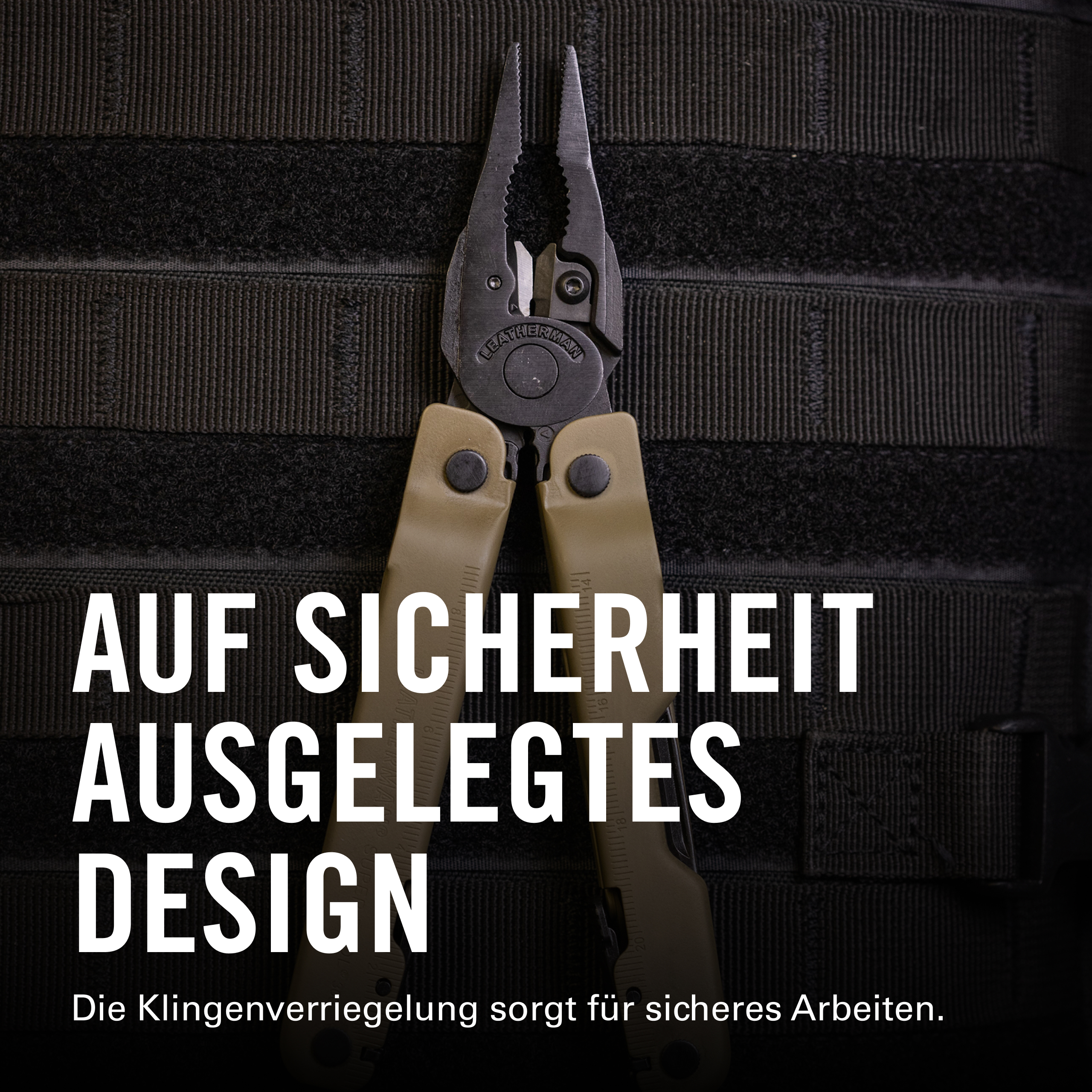 Ein Leatherman Multitool mit beige-grünen Griffen liegt vor dunklem, texturiertem Hintergrund.