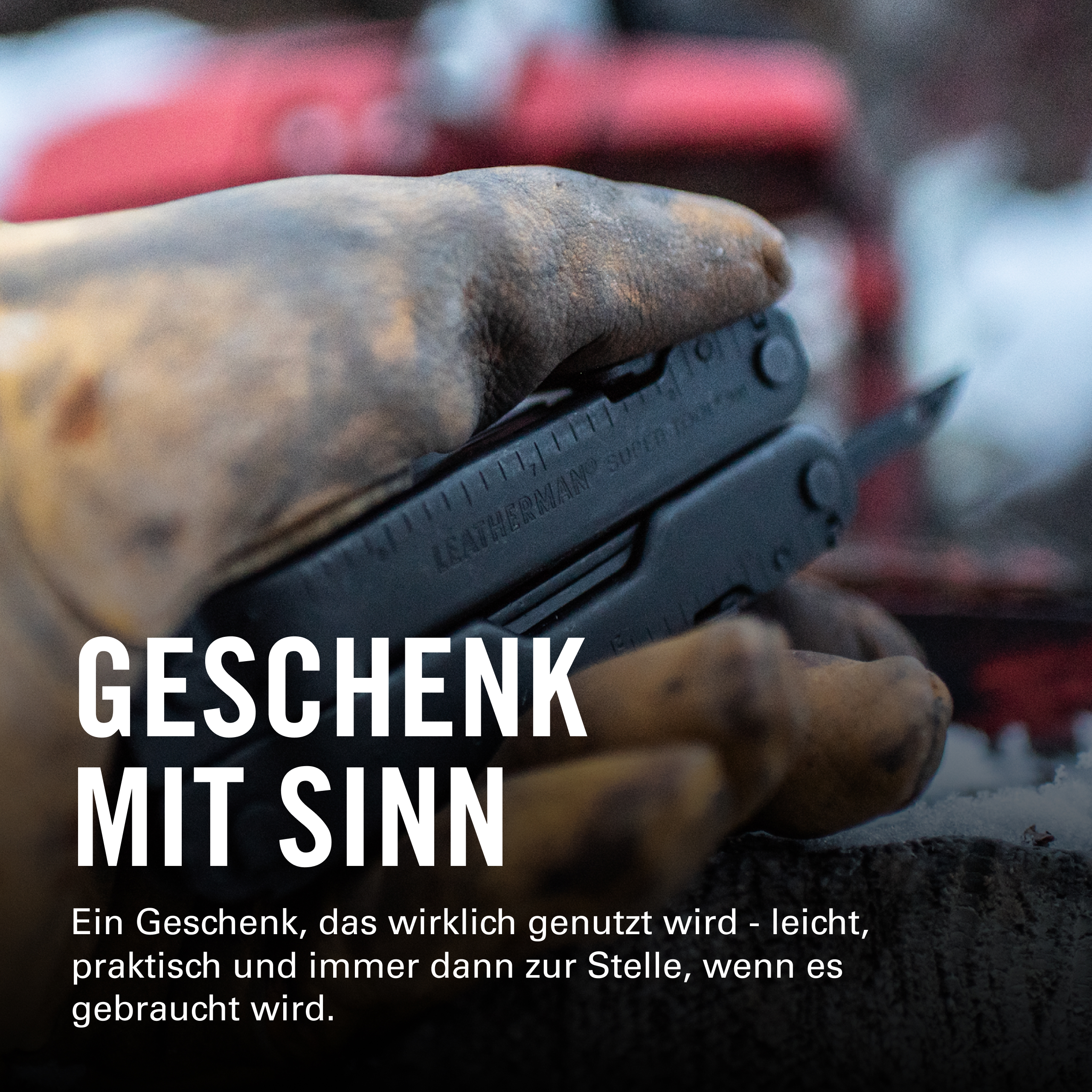 Eine Hand hält ein Multitool von Leatherman. Großer Text: Geschenk mit Sinn.