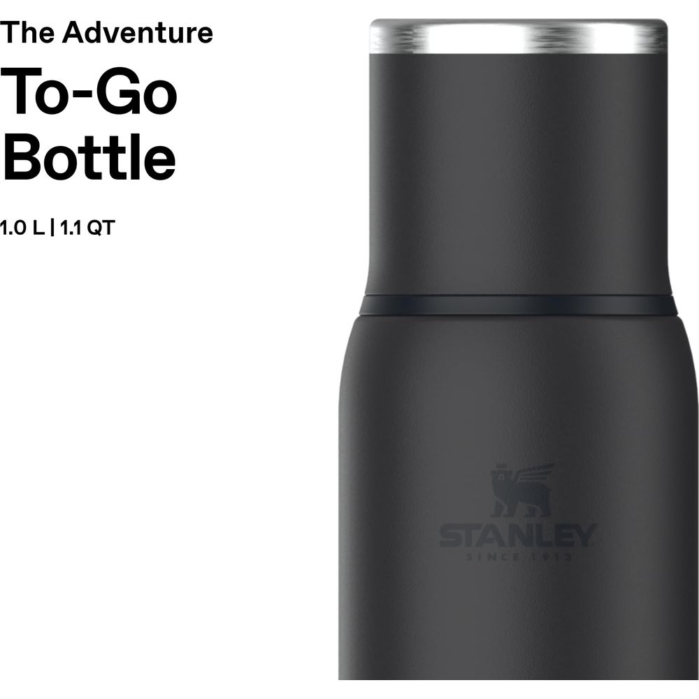 Gümüş kapaklı ve logolu siyah Stanley To-Go şişesi.