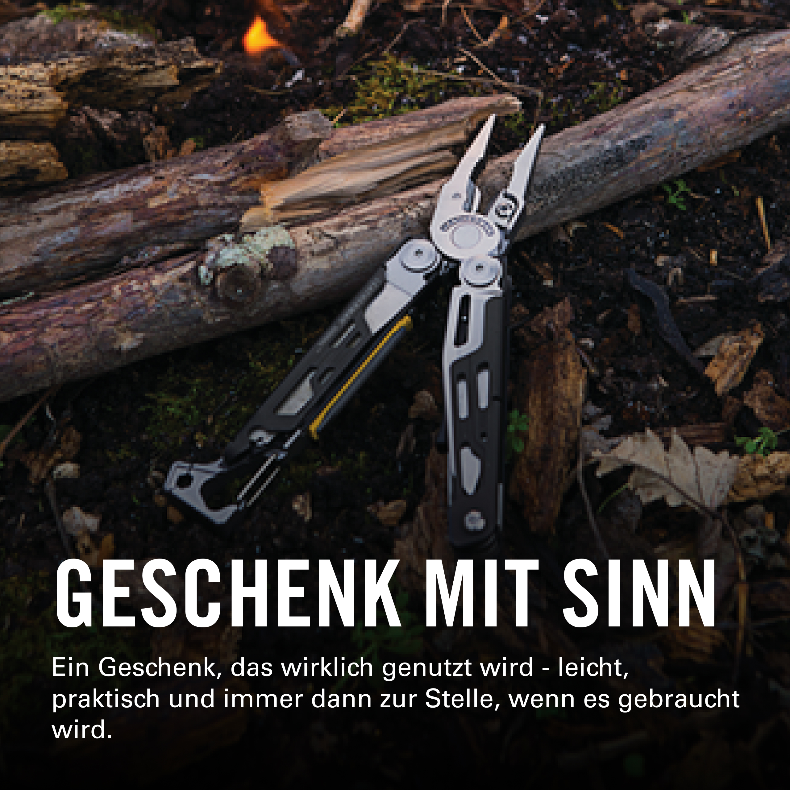 Ein Multitool liegt auf Holz, Moos und Erde. Flammen sind im Hintergrund.