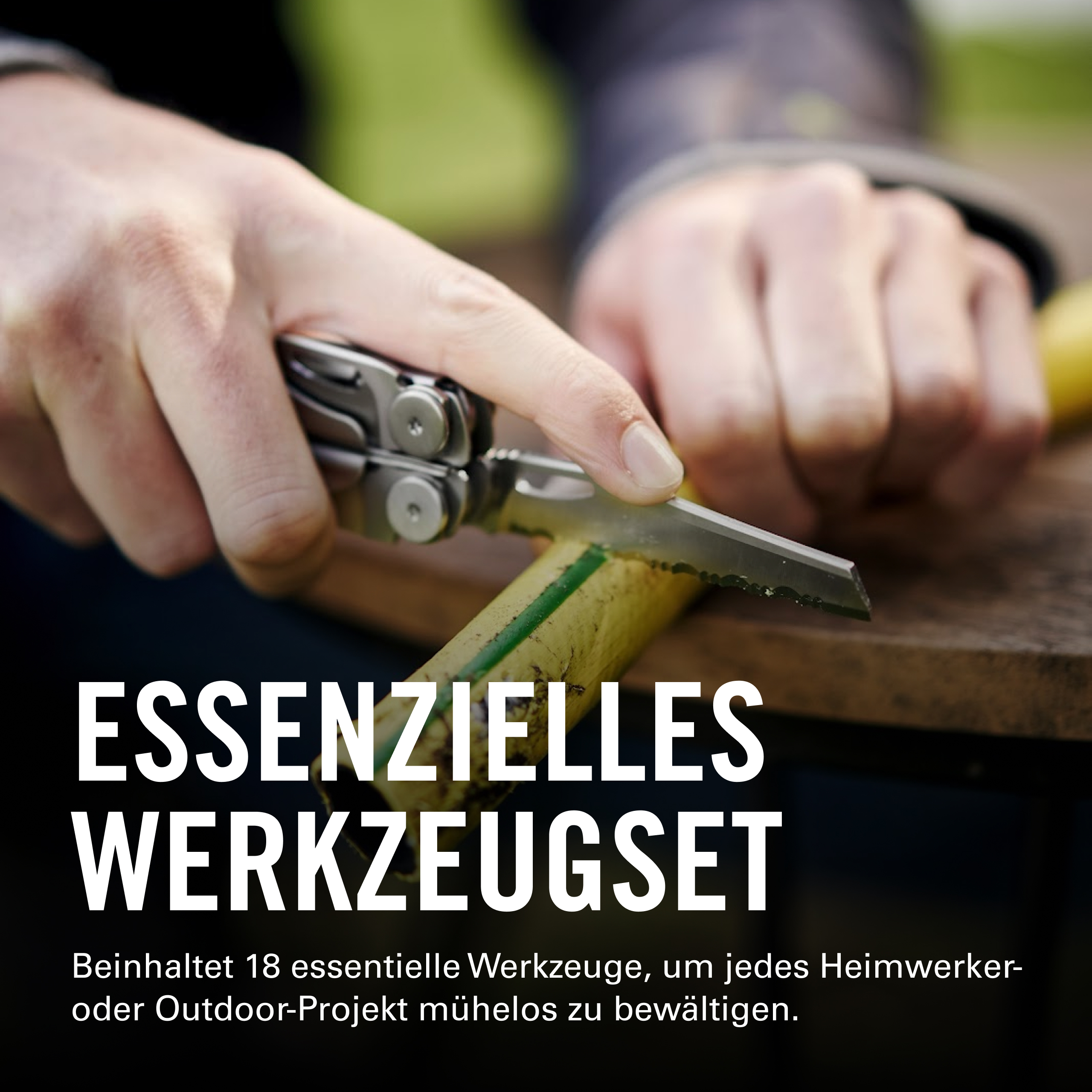 Eine Person benutzt ein Multitool, um ein gelbes Rohr zu bearbeiten.