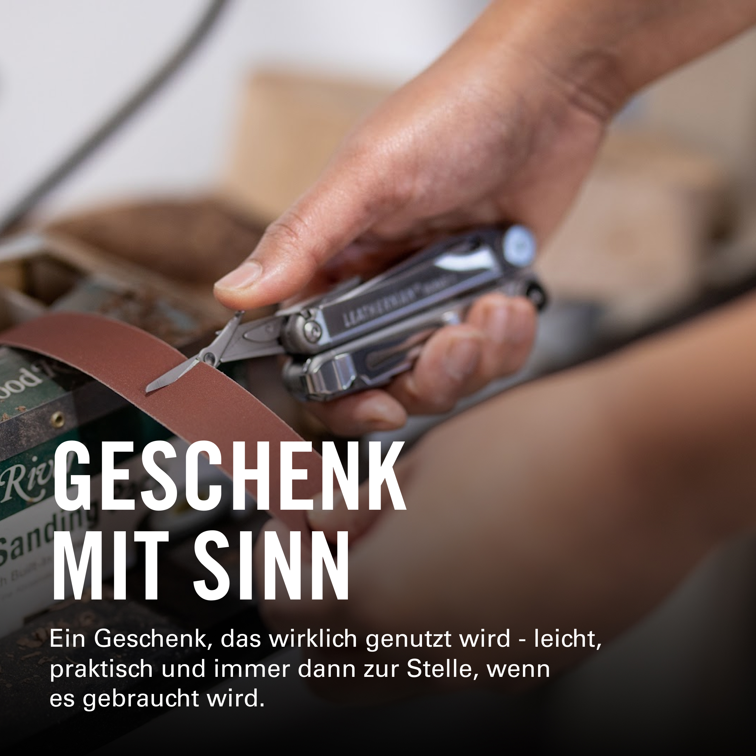 Person hält Multitool, schneidet Schleifpapier mit Schere. Text: Geschenk mit Sinn.