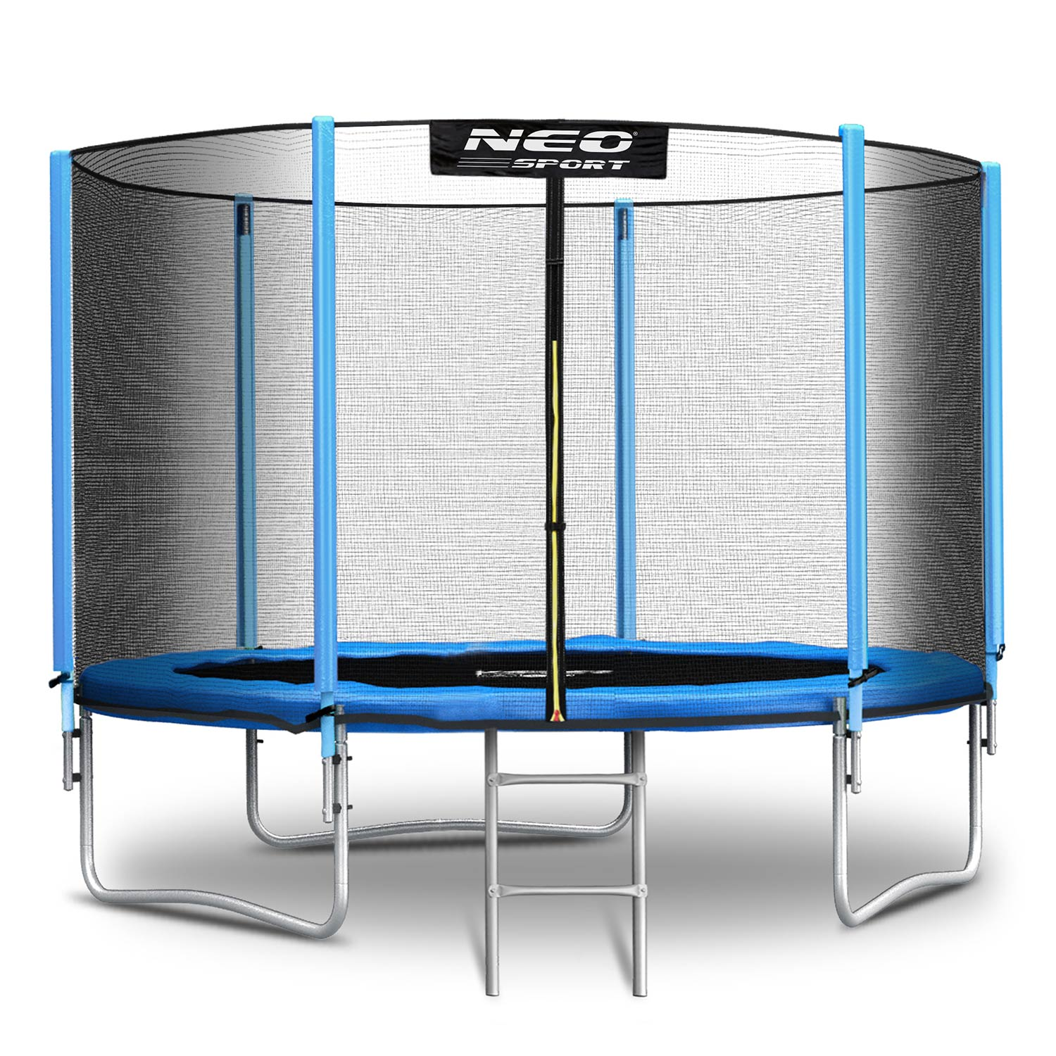 Niebieski trampolin z siatką zabezpieczającą i drabiną, na białym tle.