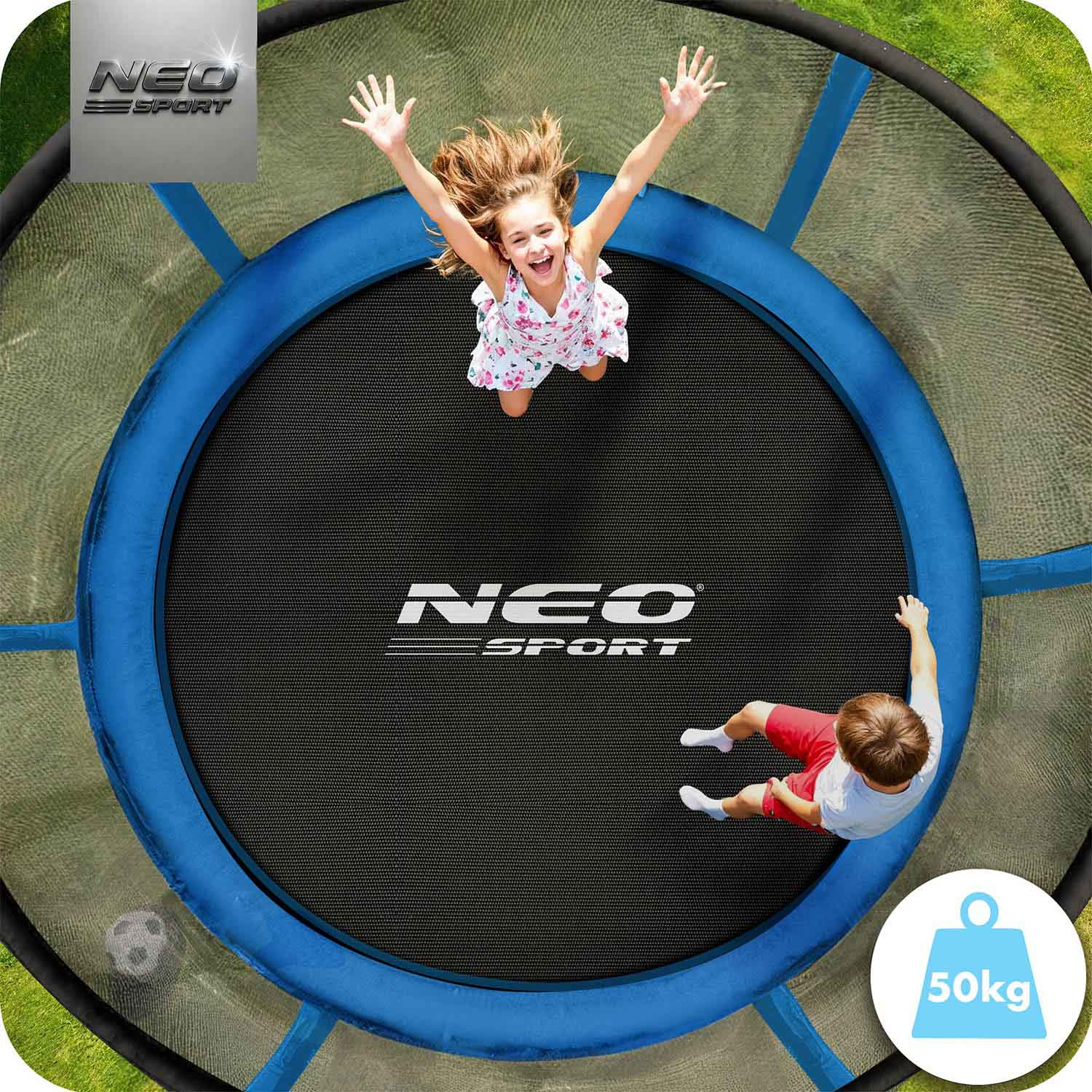 Dwoje dzieci na trampolinie, dziewczynka skacze, chłopiec leży.