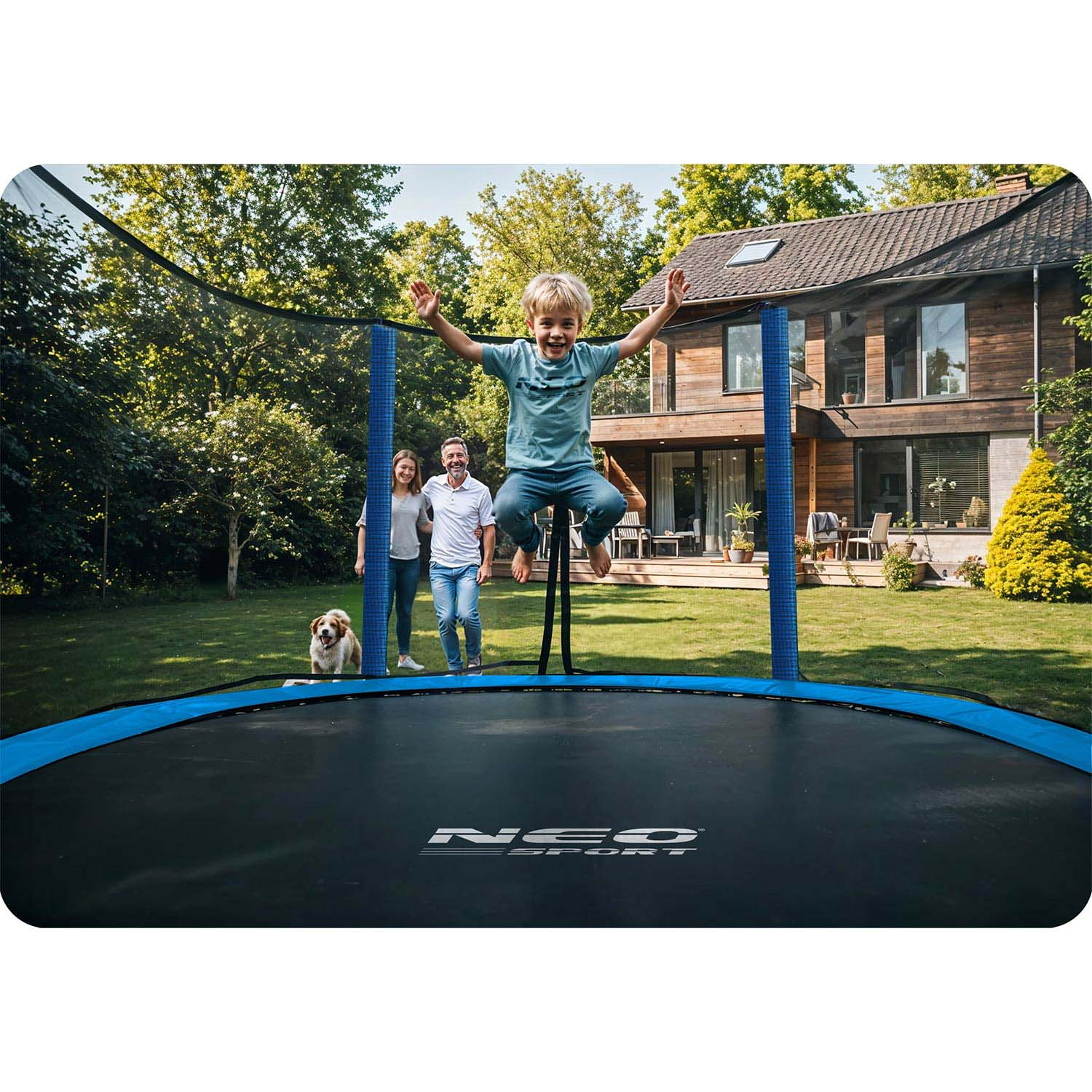 Chłopiec skacze na trampolinie z rodzicami i psem w tle.