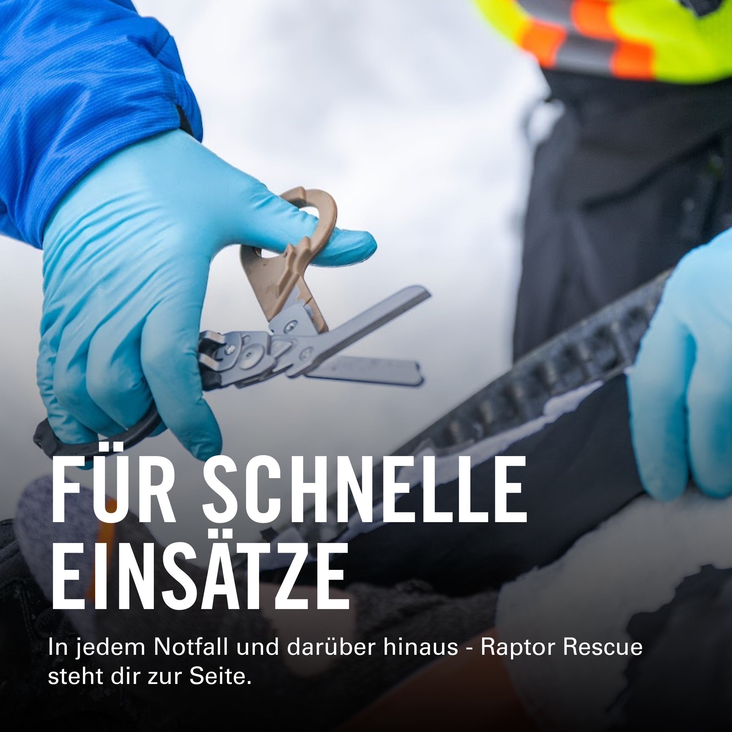Blaue Handschuhe halten eine Rettungsschere für schnelle Einsätze.