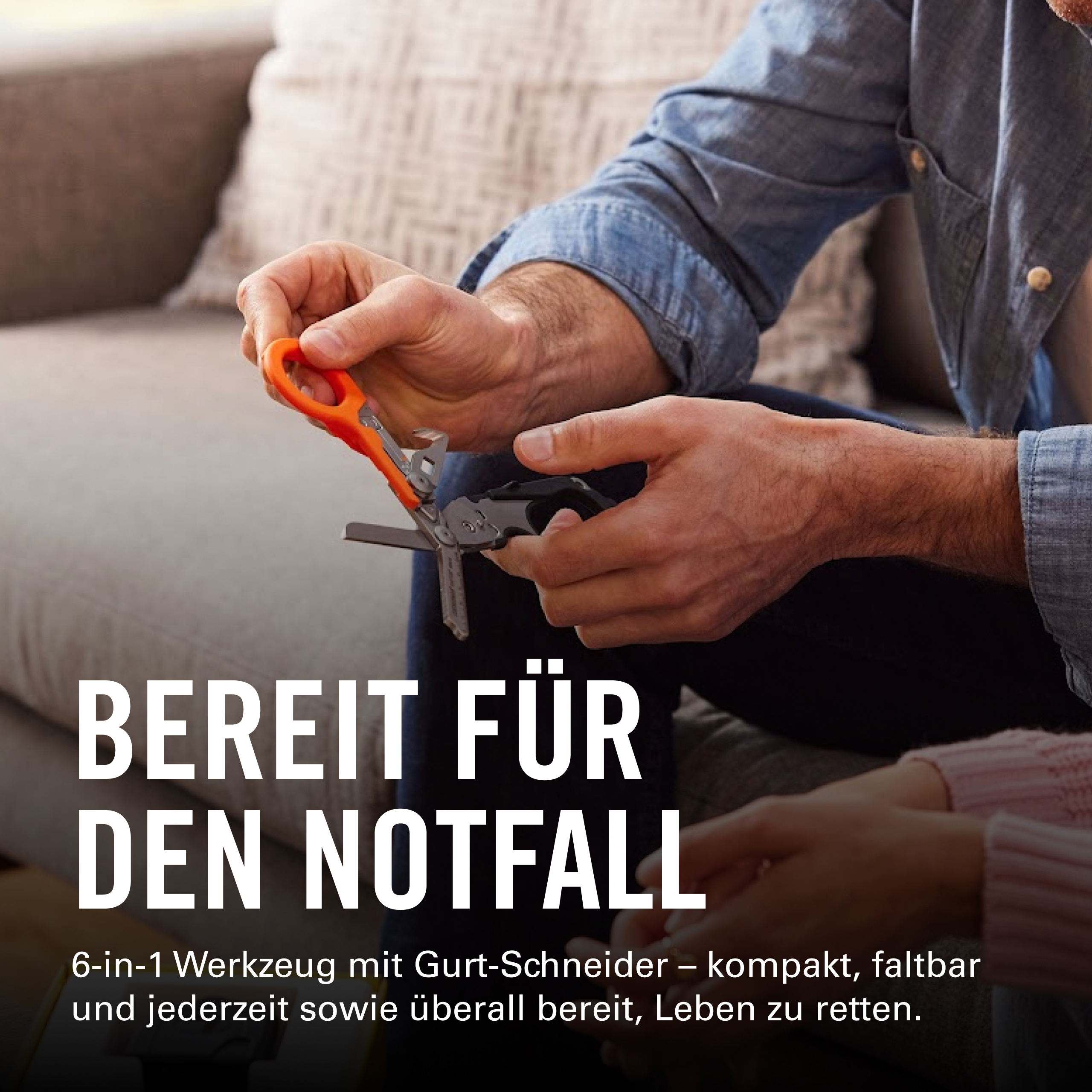 Ein Mann hält ein orangefarbenes Multifunktionswerkzeug mit Schere.