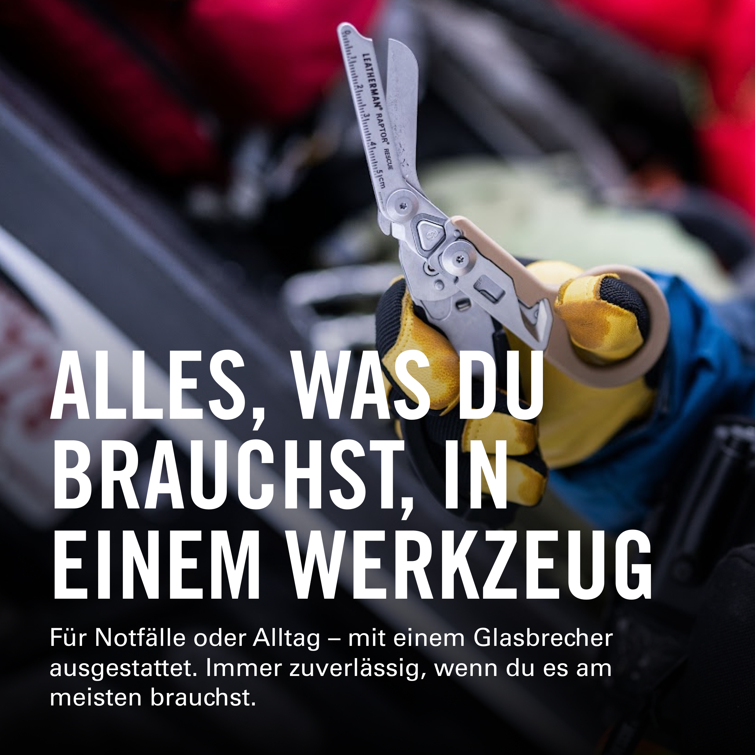 Ein Leatherman Raptor Rescue Werkzeug mit Glasbrecher wird gehalten.