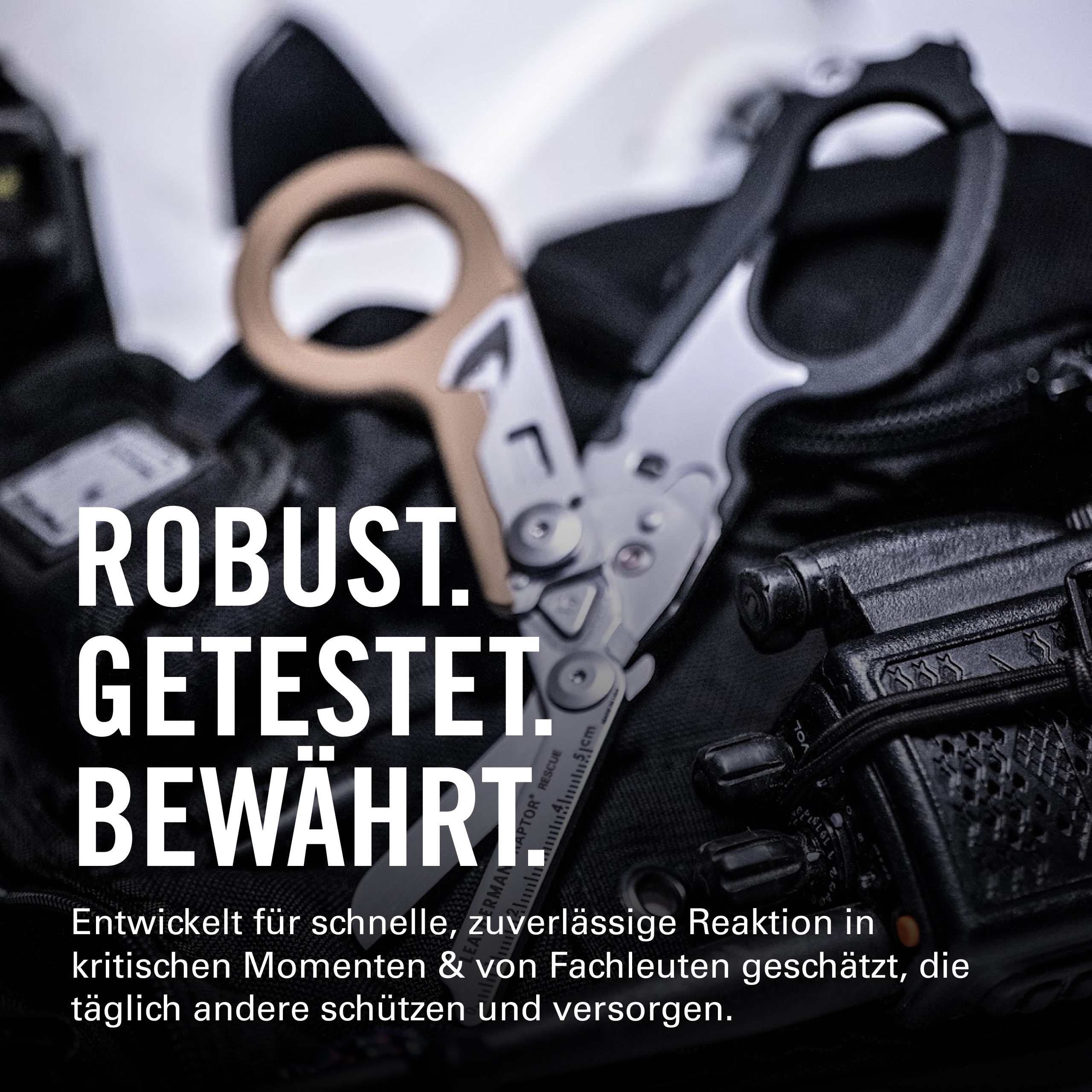Ein Multitool mit Schere und Funkgerät auf schwarzem Hintergrund.