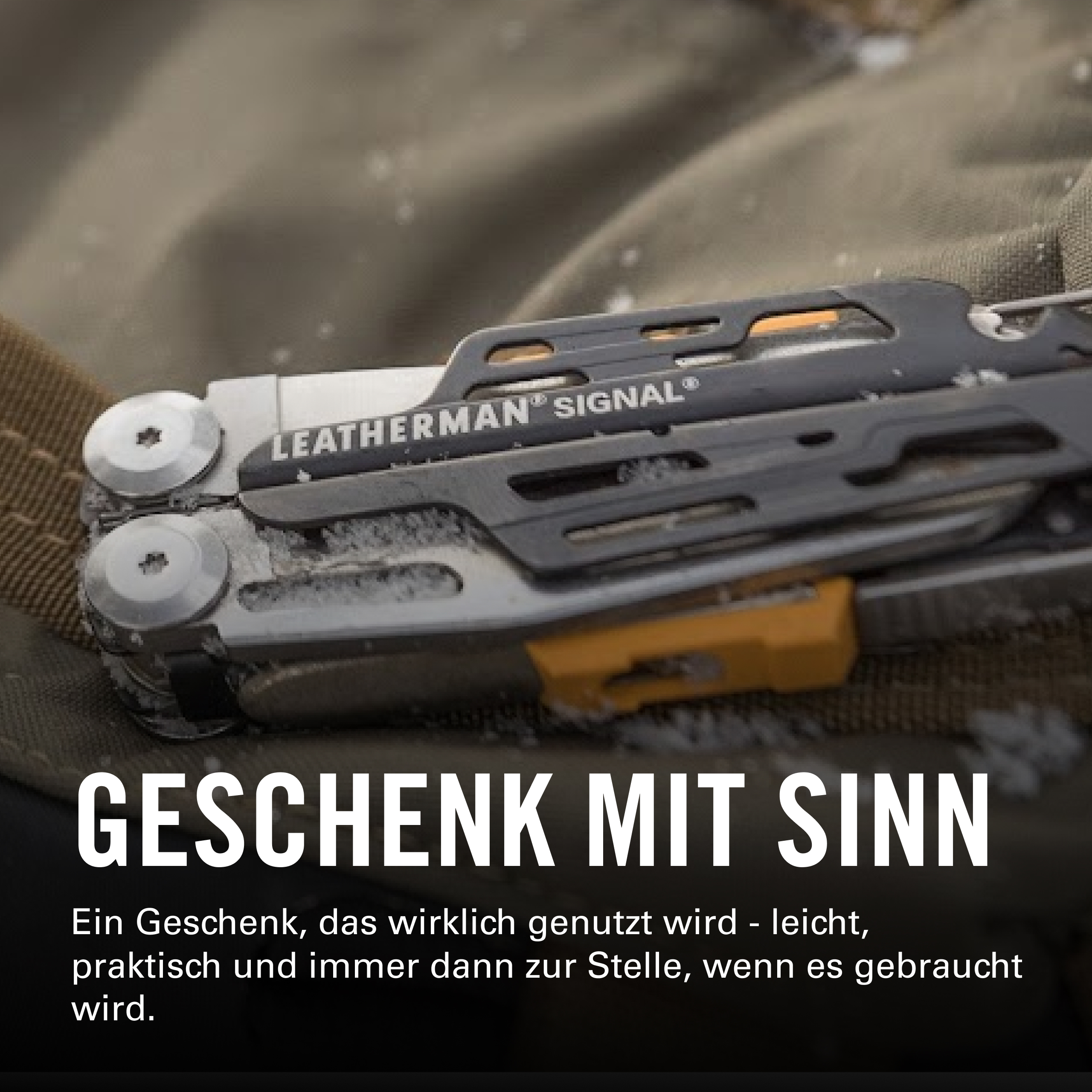 Ein graues Multitool von Leatherman liegt auf Stoff. Es ist mit Schnee bedeckt.