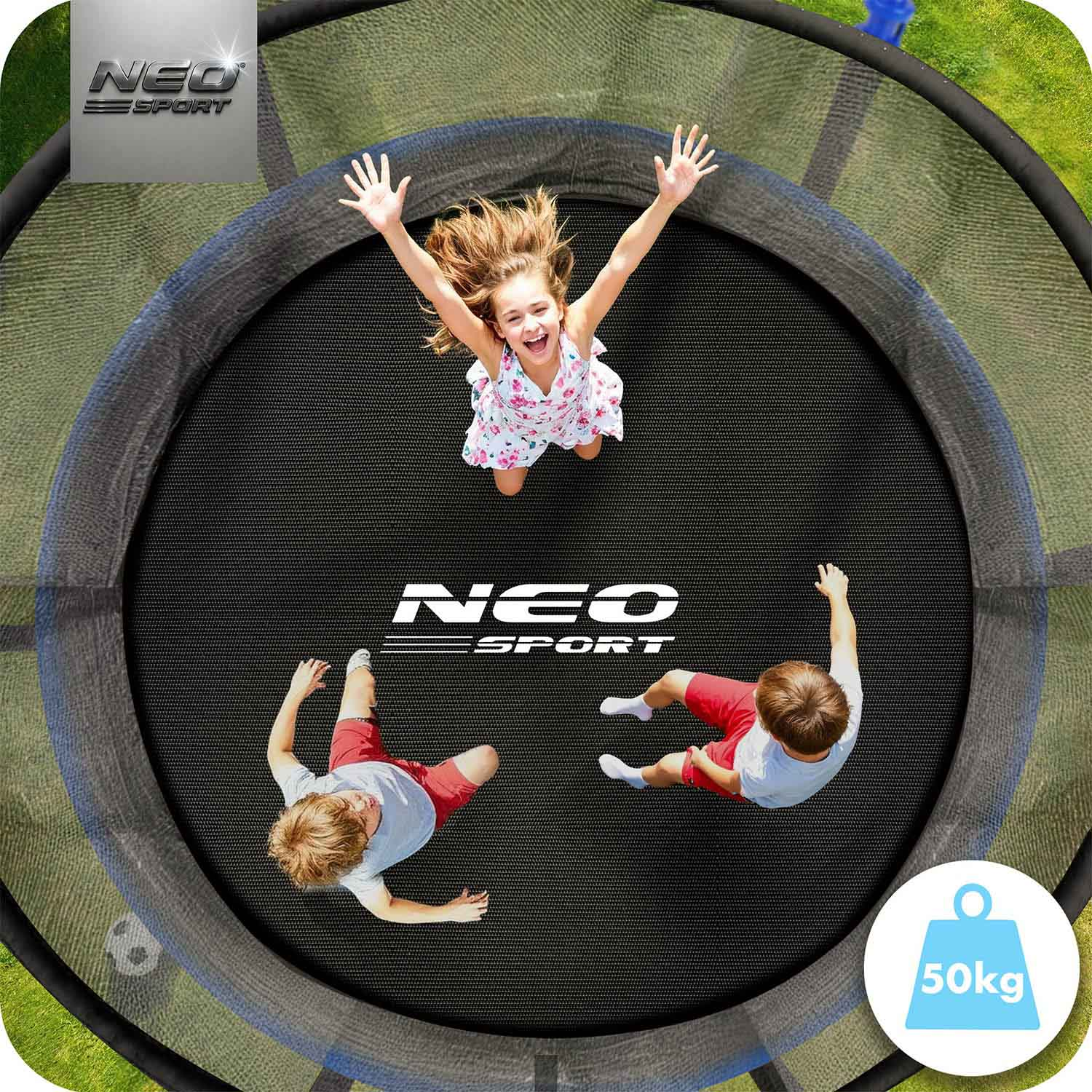 Trzy dzieci na trampolinie, jedno śmieje się i macha, dwoje siedzi.