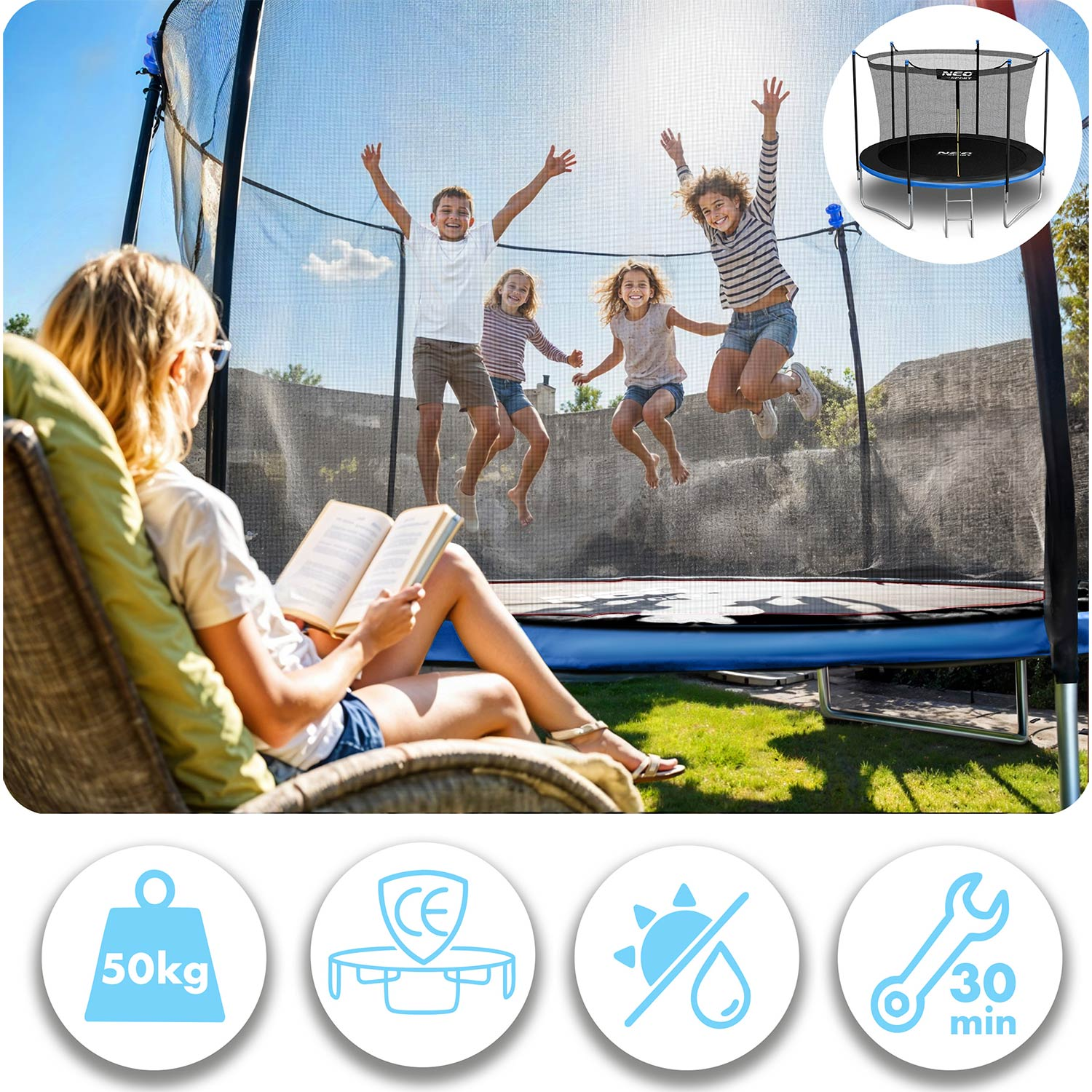 Cztery dzieci skaczą na trampolinie, kobieta czyta w pobliżu.