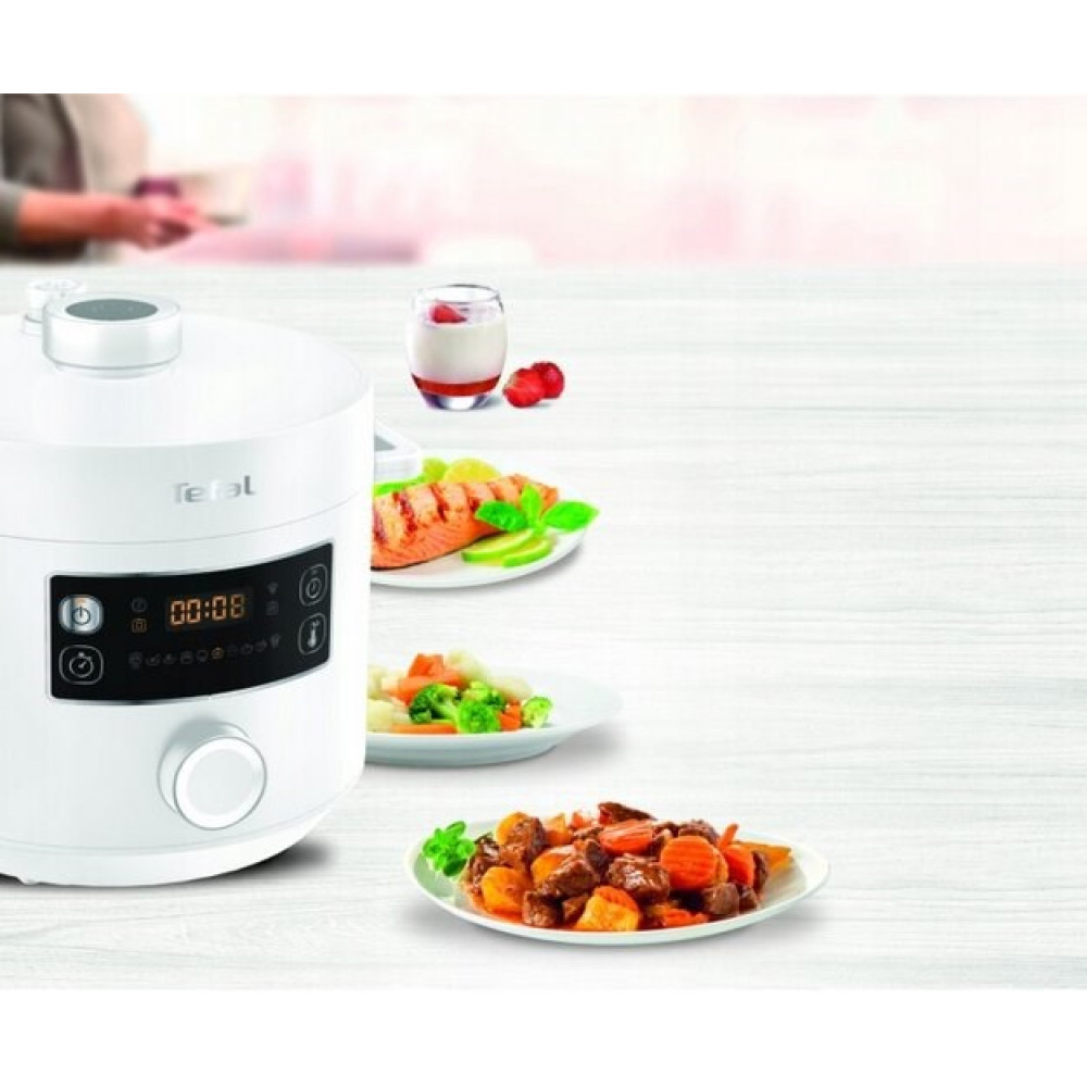 Biały multicooker Tefal z trzema talerzami jedzenia: łosoś, warzywa i gulasz.