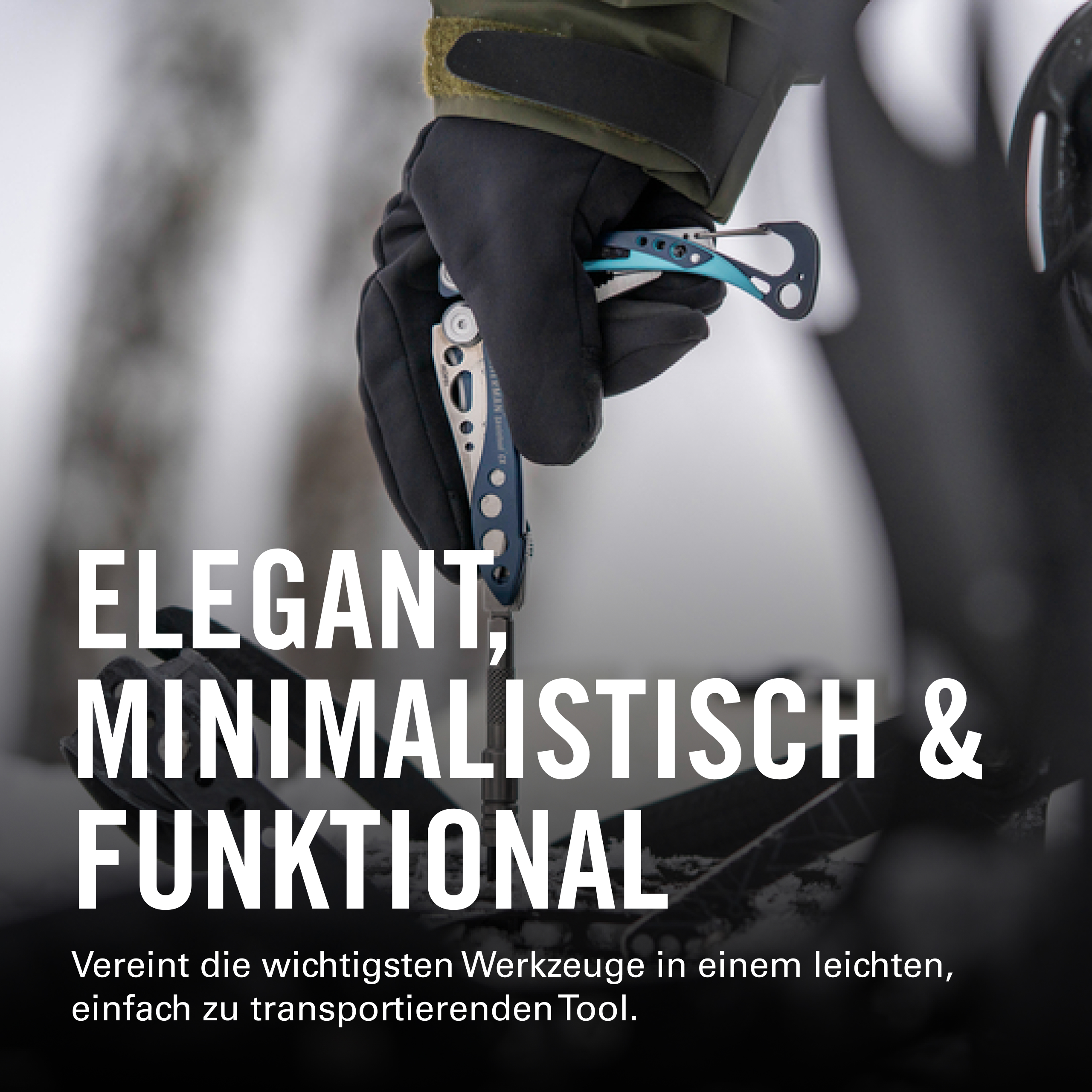 Eine Hand mit schwarzer Handschuh hält ein blaues Multitool.