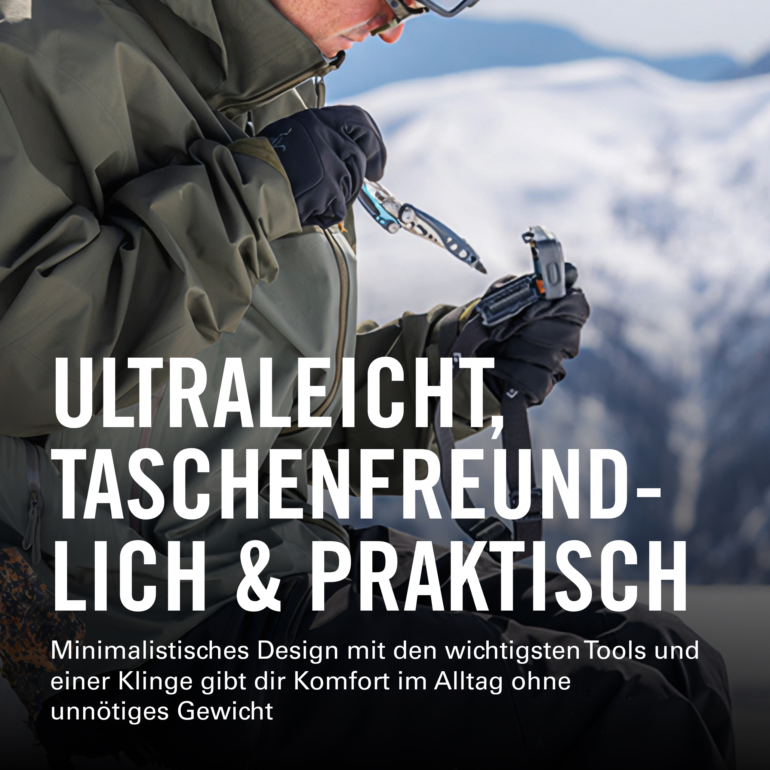 Person mit Ausrüstung und Werkzeug in verschneiter Berglandschaft.