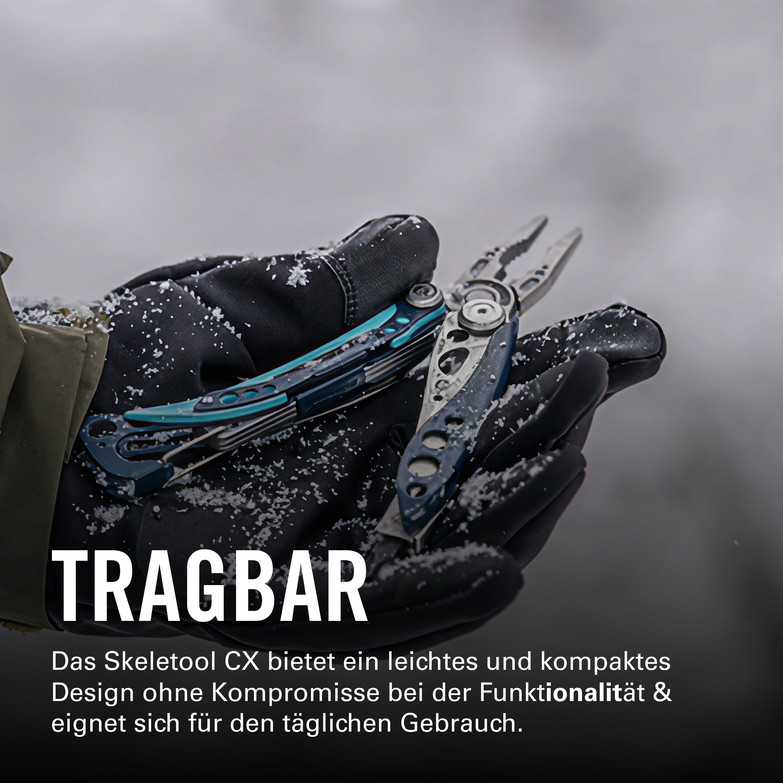Eine behandschuhte Hand hält ein blau-silbernes Multitool bei Schneefall.